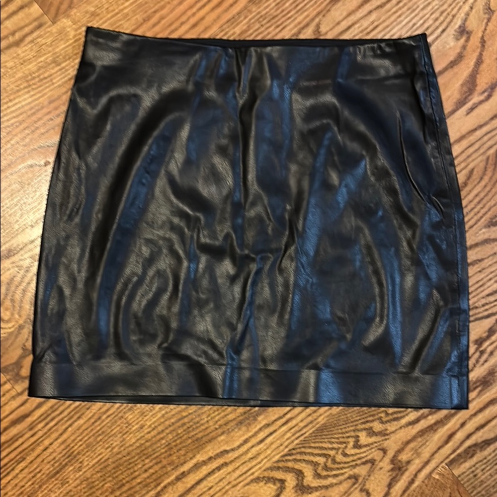 Elegant Black pleather Skirt Sz m